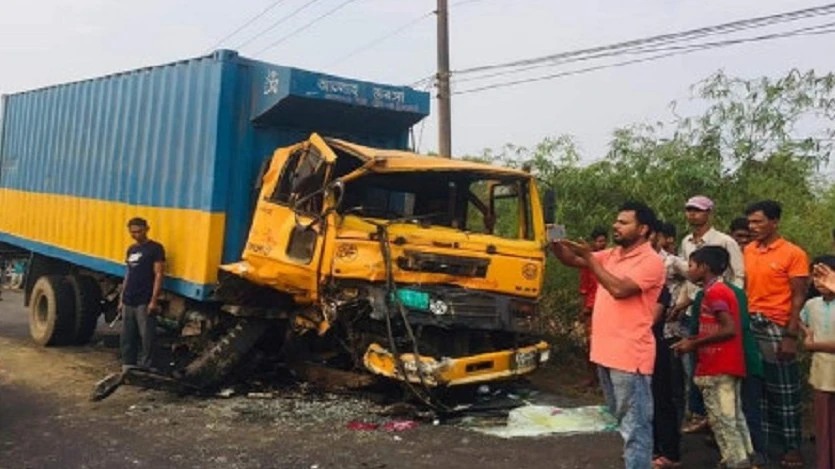 কুমিল্লার চৌদ্দগ্রামে দুই কাভার্ডভ্যানের ধাক্কায় প্রাণ গেল ২ জনের